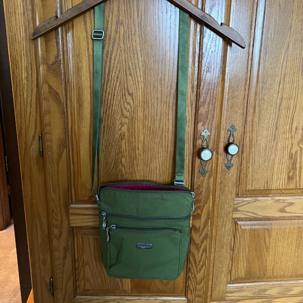 BAGGALLINI - Modern Pocket Crossbody - Green with Pink Interior  - VGUC - Picture 8 of 16